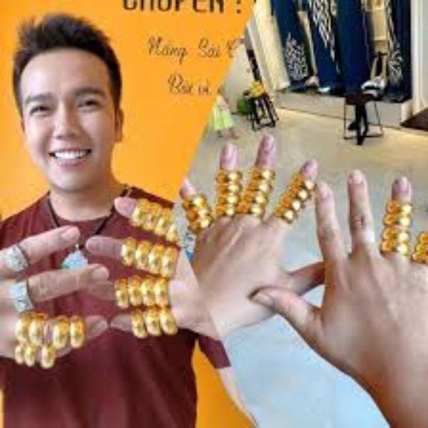 1 cây vàng trol vàng đeo đầy ngón tay