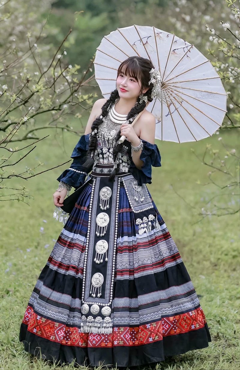 Gái xinh dân tộc che ô