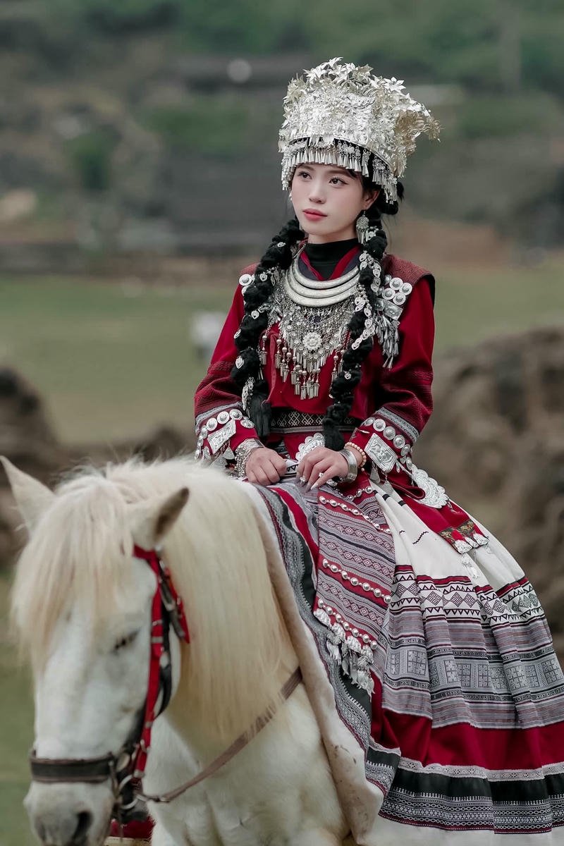 Gái xinh dân tộc cưỡi ngựa