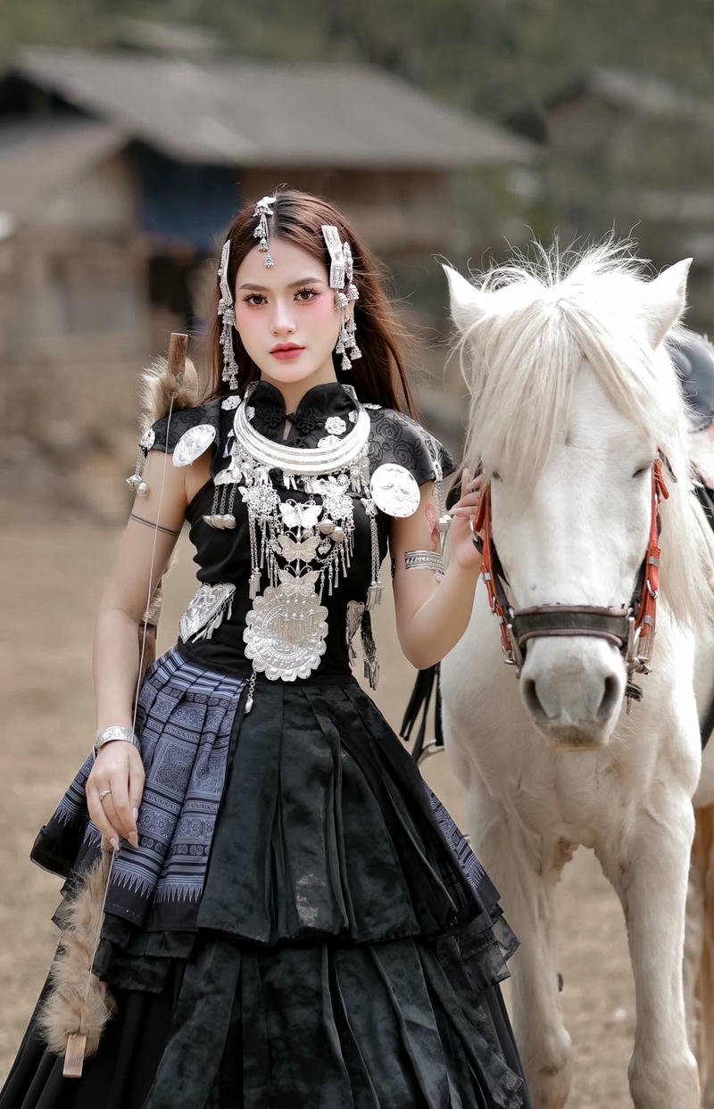 Gái xinh dân tộc dắt ngựa