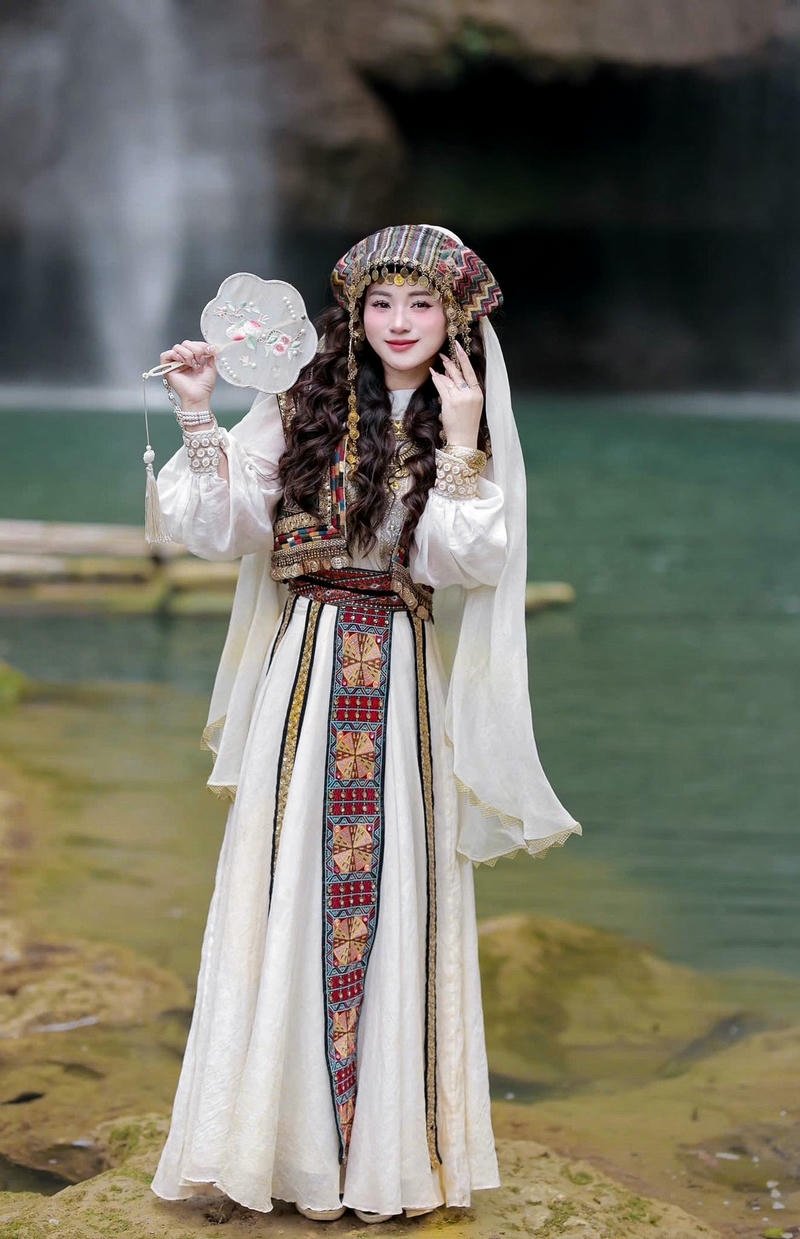 Gái xinh dân tộc dưới thác nước