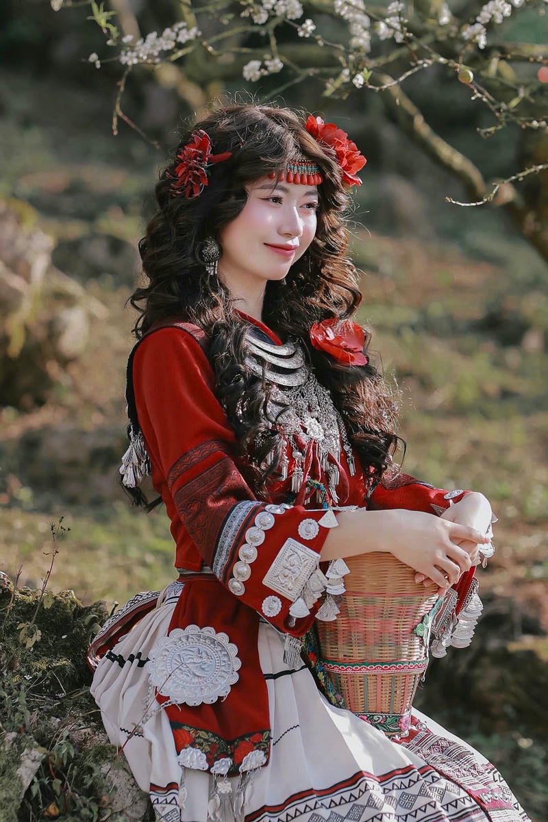 Gái xinh dân tộc mặc trang phục đỏ