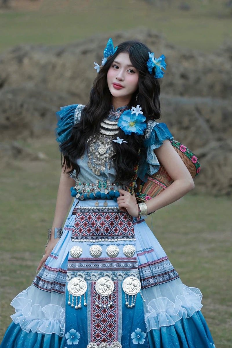 Gái xinh dân tộc váy xanh