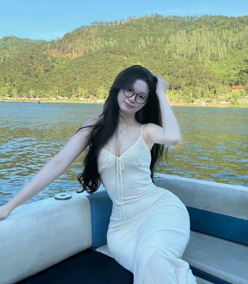 ảnh gái cute đeo mắt kính