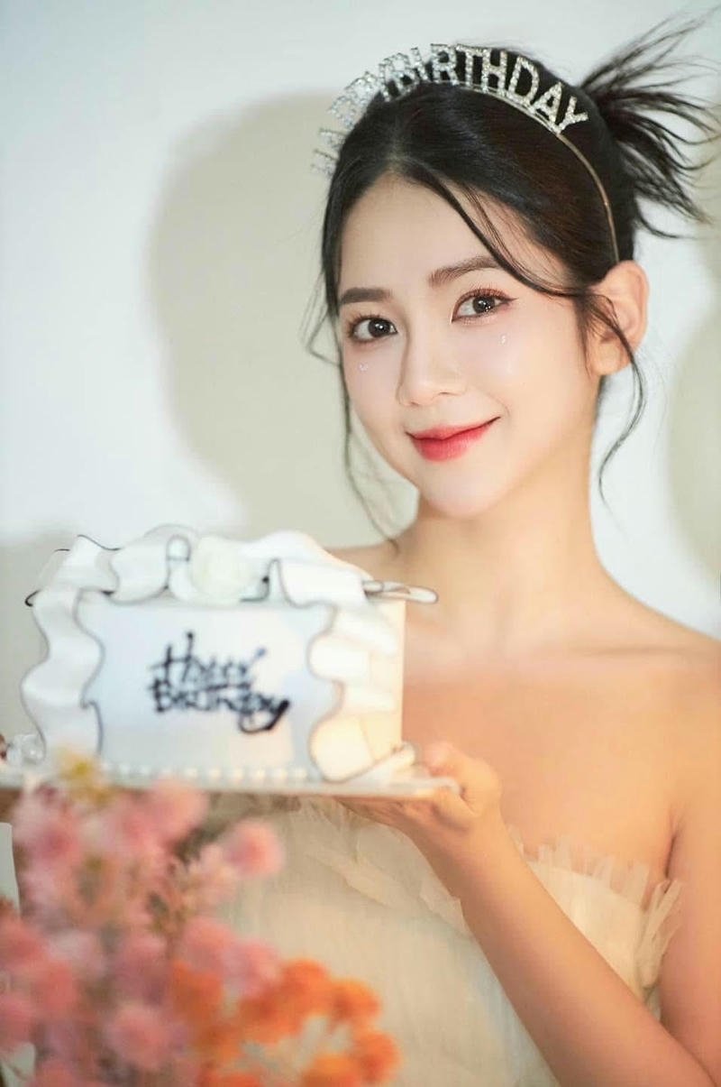 ảnh gái xinh 2k5 cầm bánh