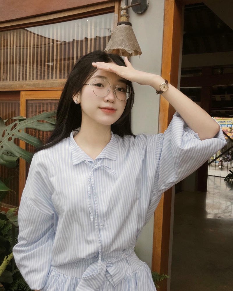 ảnh gái xinh 2k5 mặc áo sơ mi