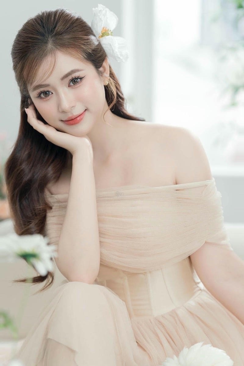 ảnh gái xinh 2k5 mặc váy hở vai