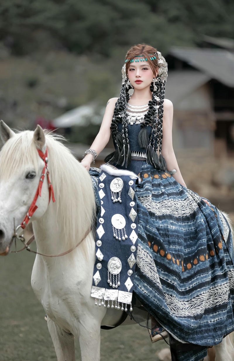 ảnh gái xinh dân tộc cưỡi bạch mã