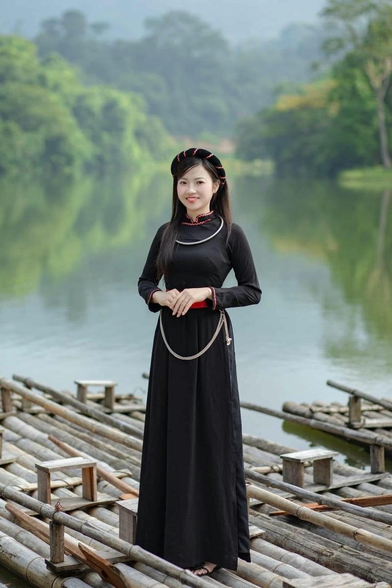 ảnh gái xinh dân tộc mặc áo dài