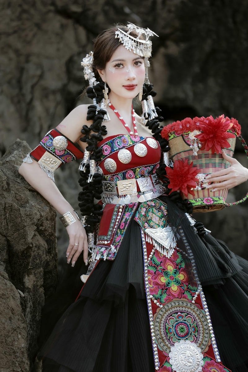 ảnh gái xinh dân tộc ôm sỏ