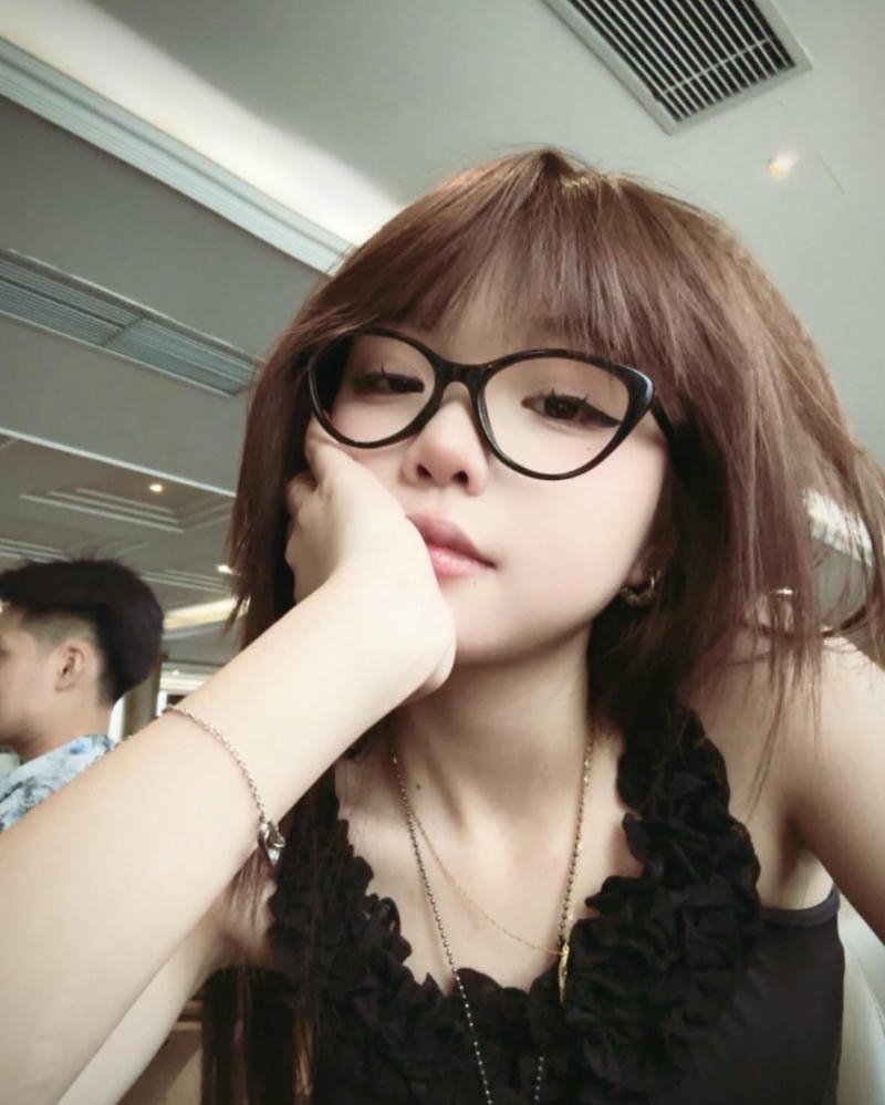 ảnh gái xinh đeo kính đen