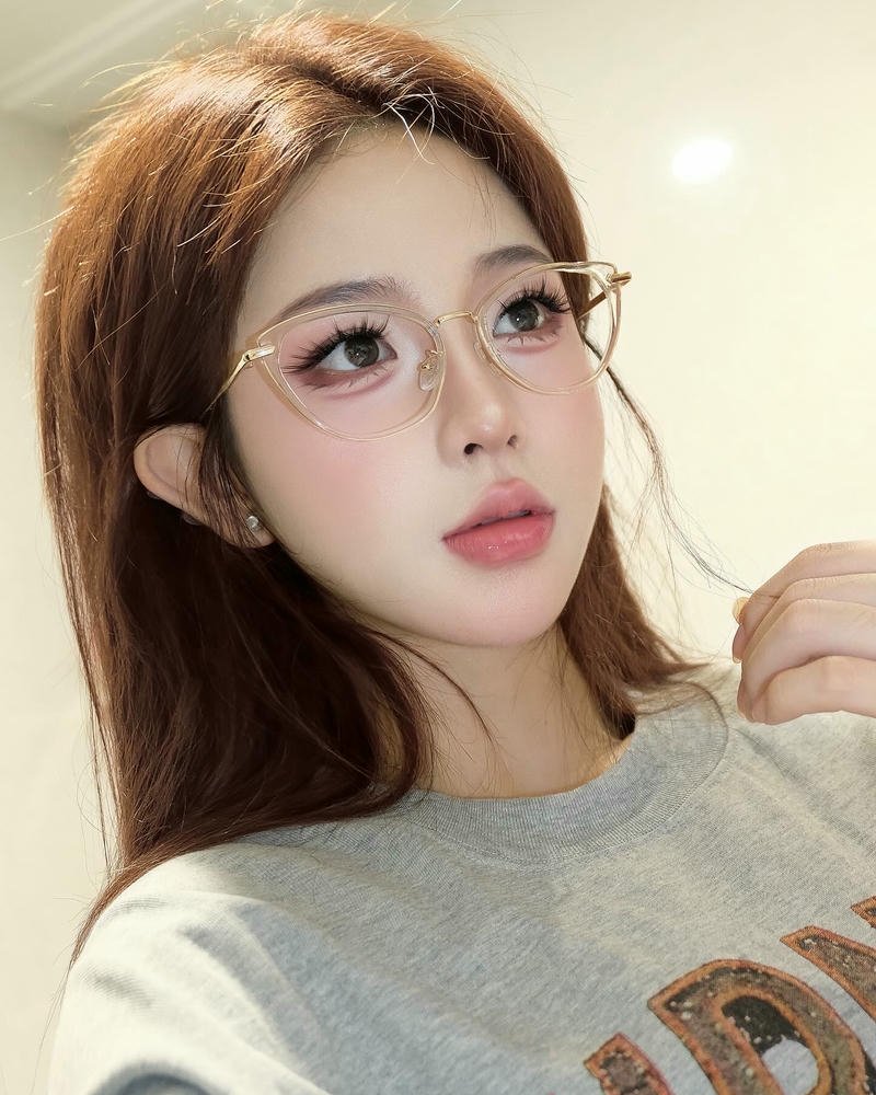 ảnh gái xinh đeo kính