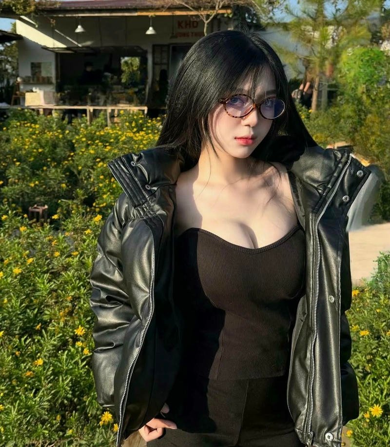 ảnh gái xinh đeo mắt kính