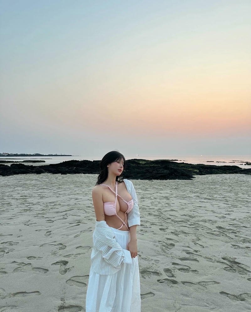 ảnh gái xinh mặc hở hang