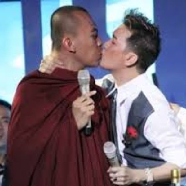 ảnh hôn troll sư thầy