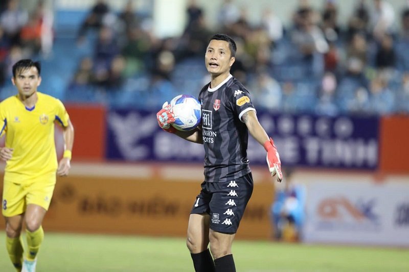 ảnh nguyễn đình triệu thủ môn