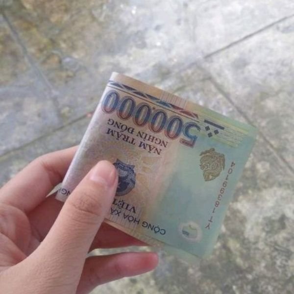 ảnh tay cầm tiền troll tiền giả