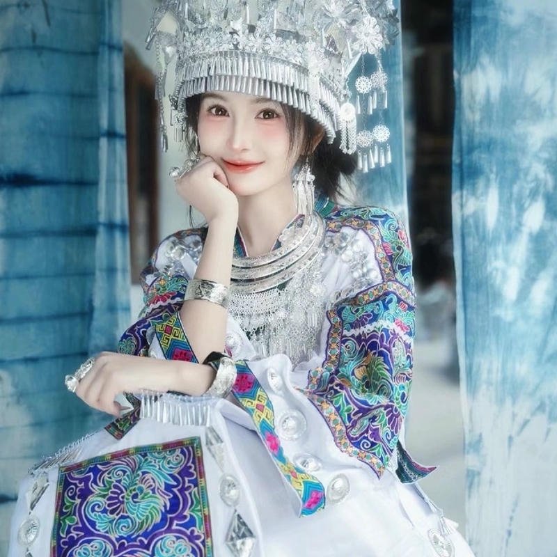 cô gái dân tộc xinh đẹp