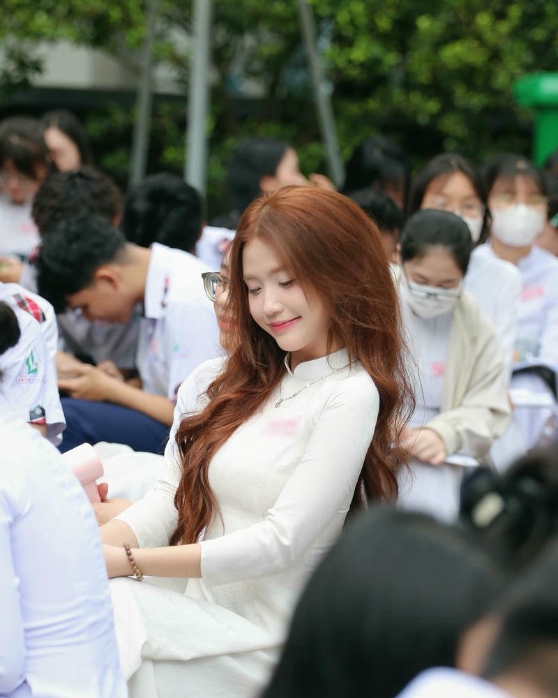 gái xinh 2k3 mặc áo dài