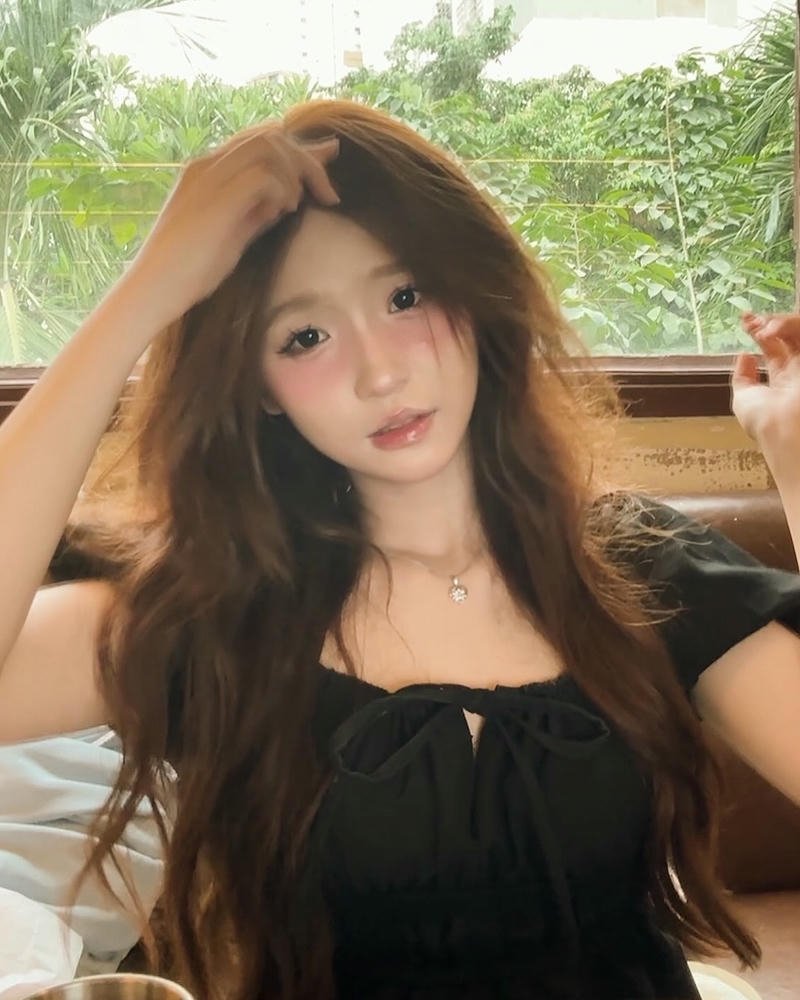 gái xinh 2k3 mặc áo đen