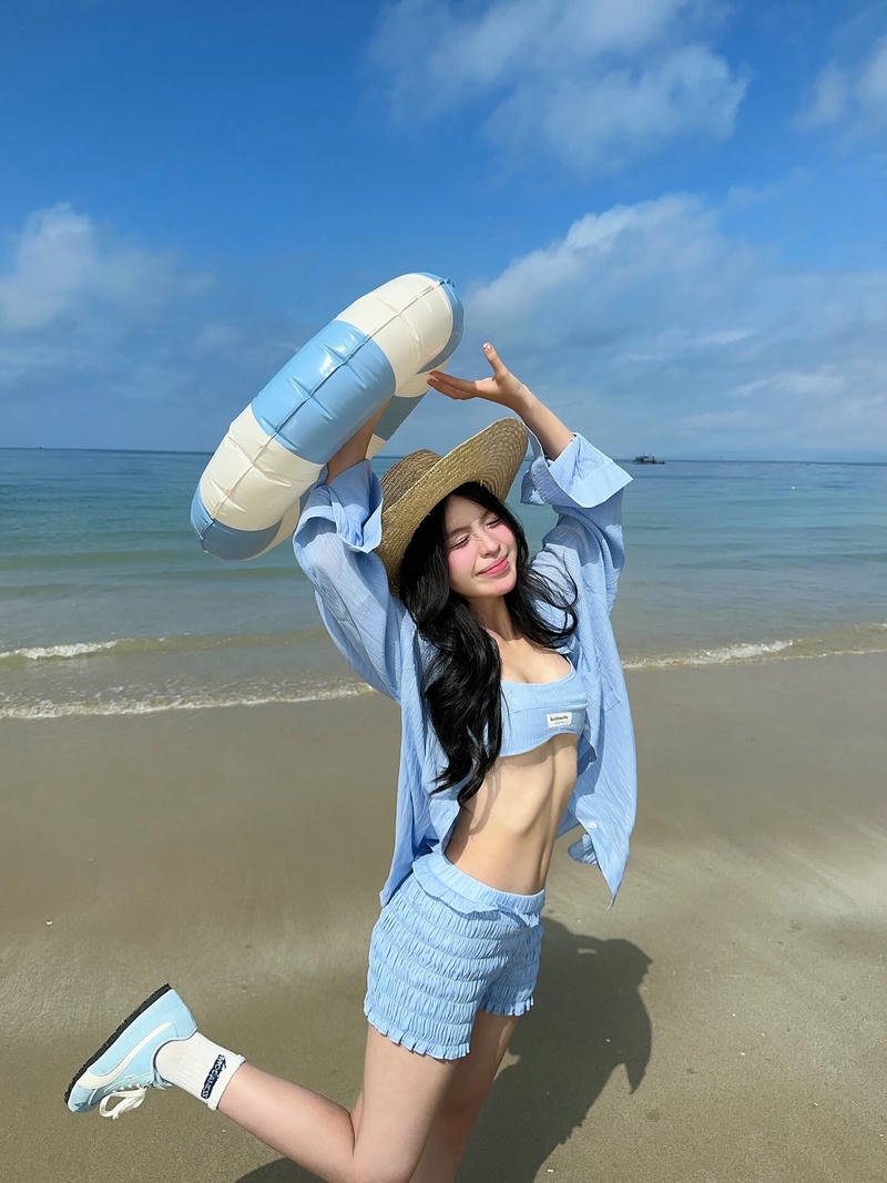gái xinh 2k3 mặc đồ xanh