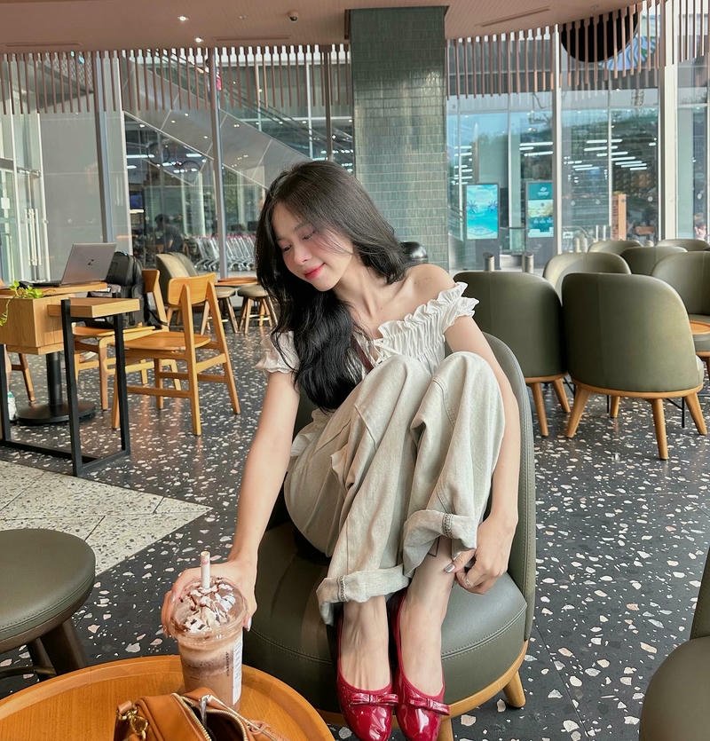 gái xinh 2k4 đi cafe