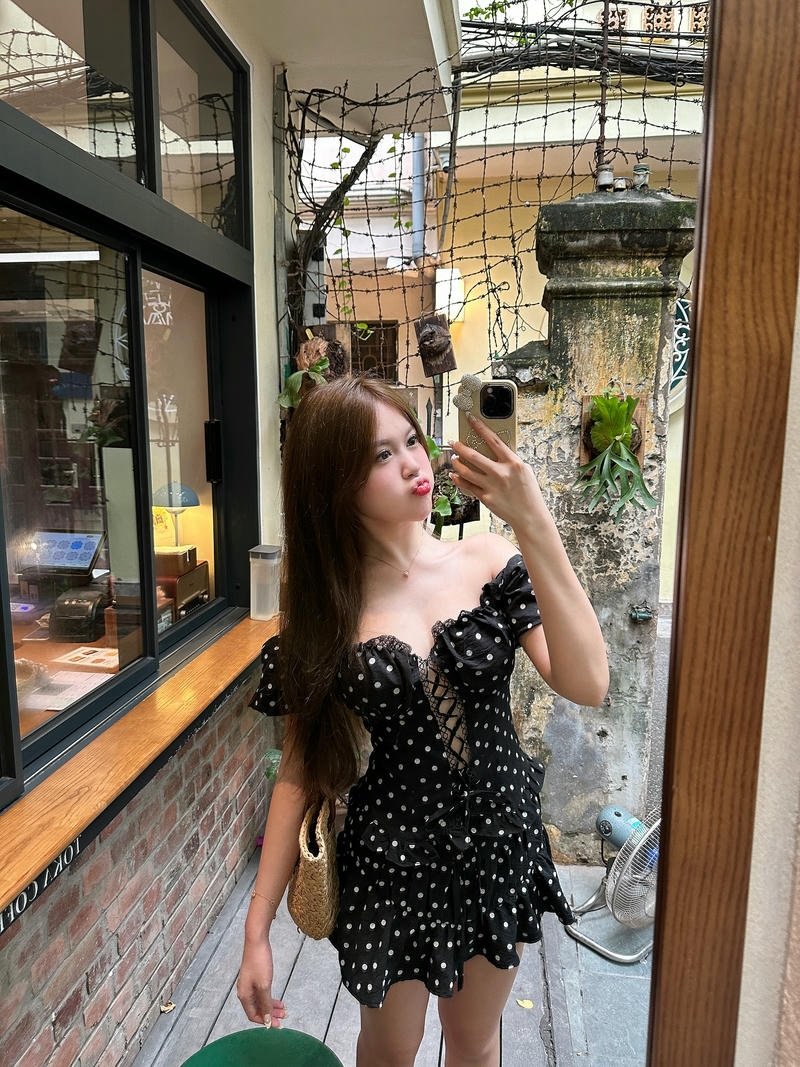 gái xinh 2k4 mặc váy đen