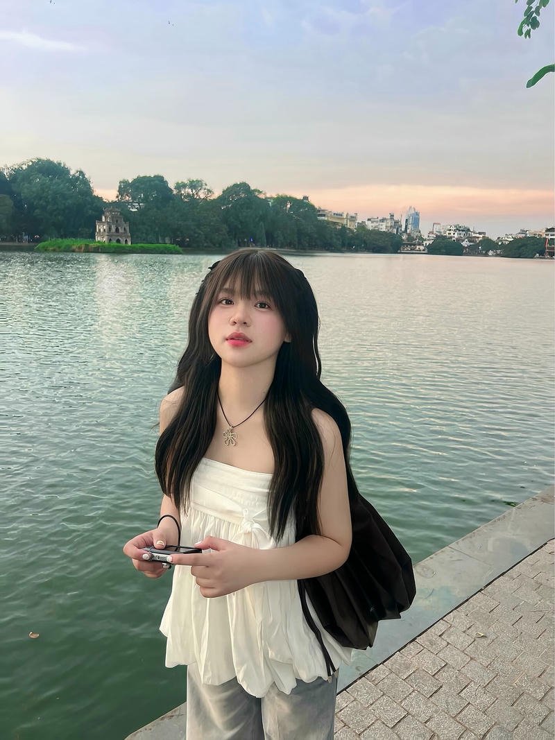 gái xinh 2k4 ở hồ gươm
