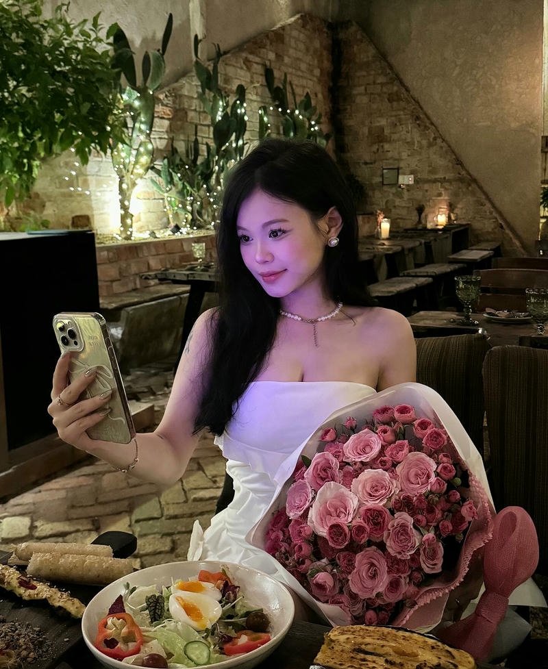 gái xinh 2k4 ôm hoa