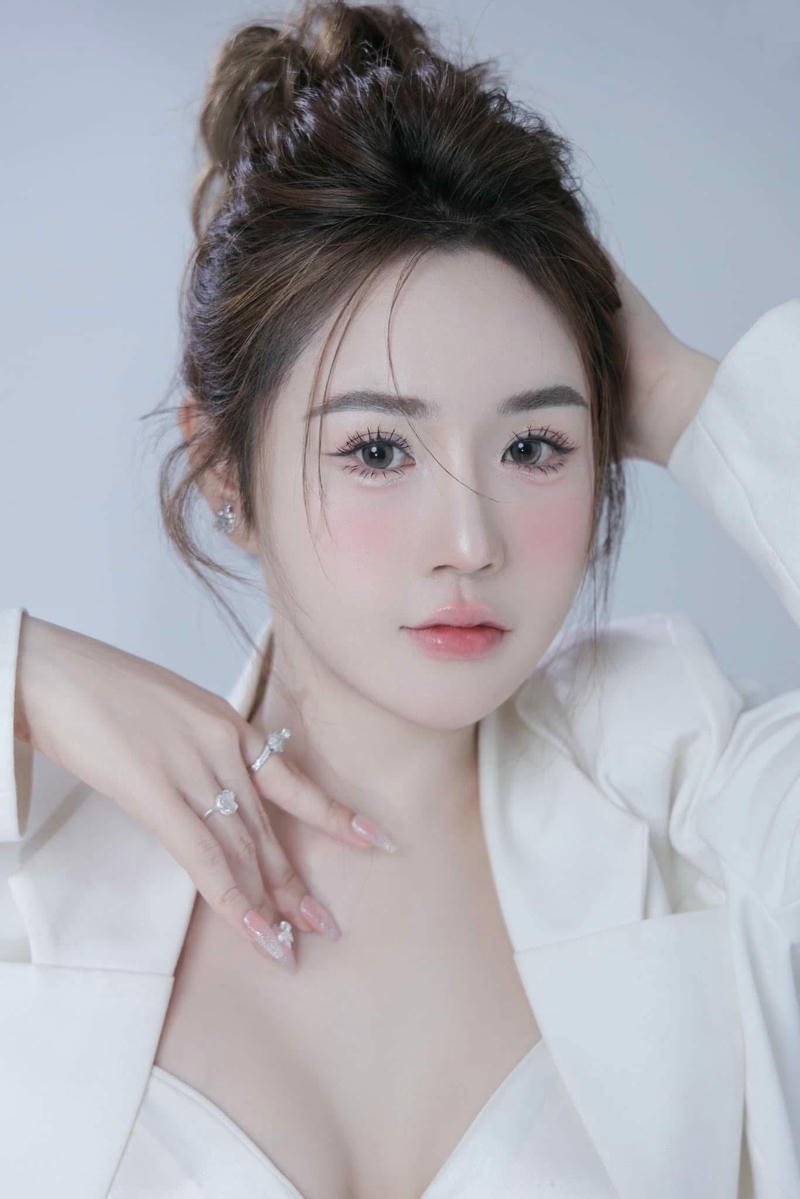 gai xinh 9x mặc đồ trắng