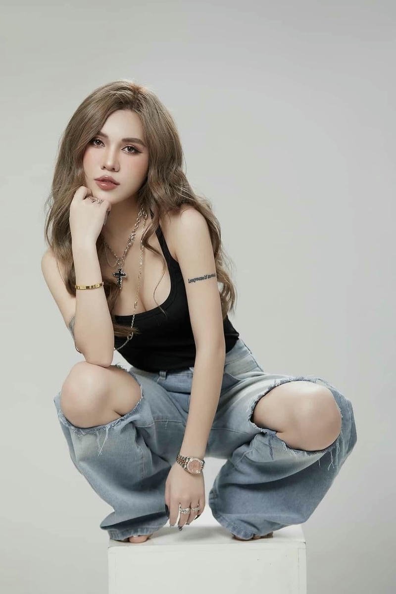 gai xinh 9x mặc quần rách