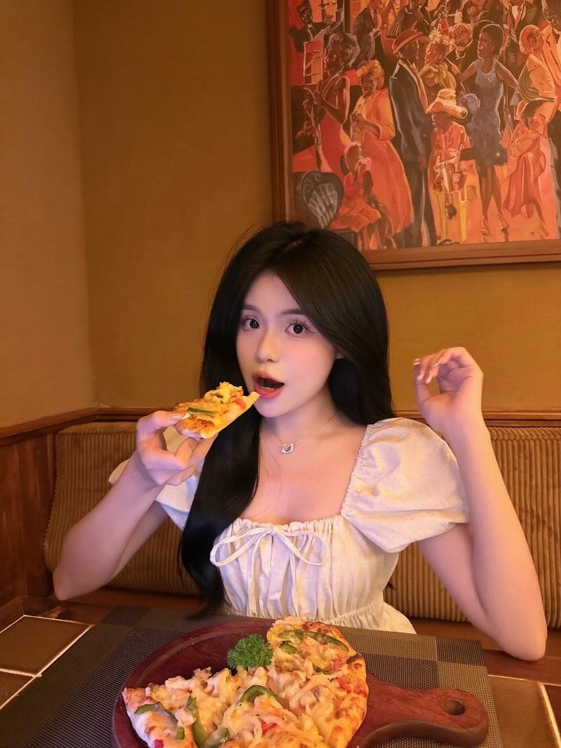 gái xinh đất việt ăn bánh