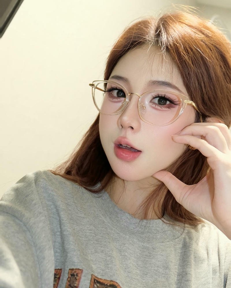 gái xinh đeo kính