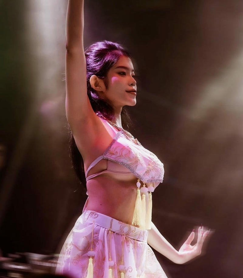 gái xinh đi bar bay