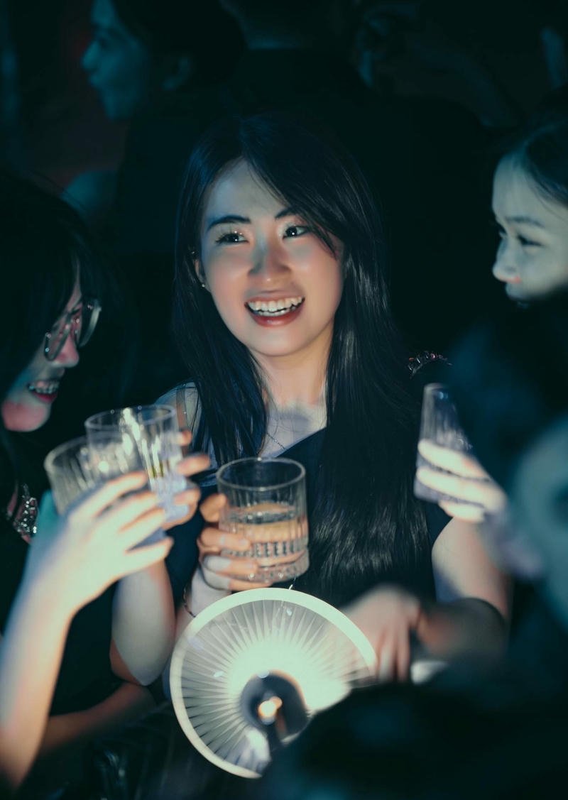 gái xinh đi bar cầm ly