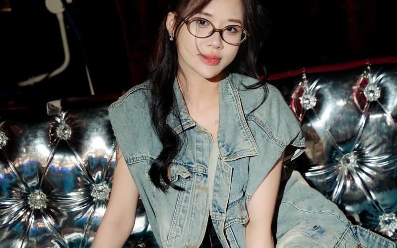 gái xinh đi bar đeo kính