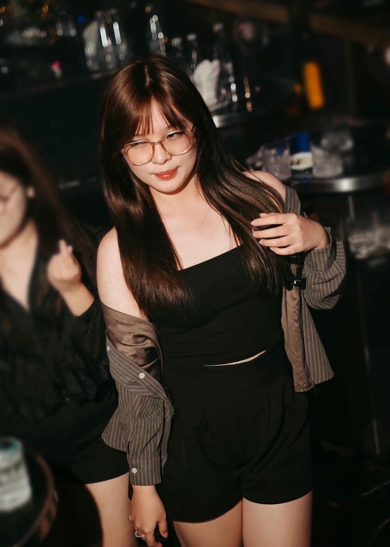 gái xinh đi bar đeo kính quẩy