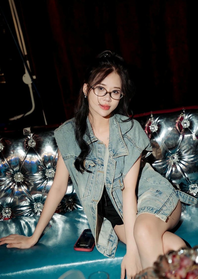 gái xinh đi bar đeo kính