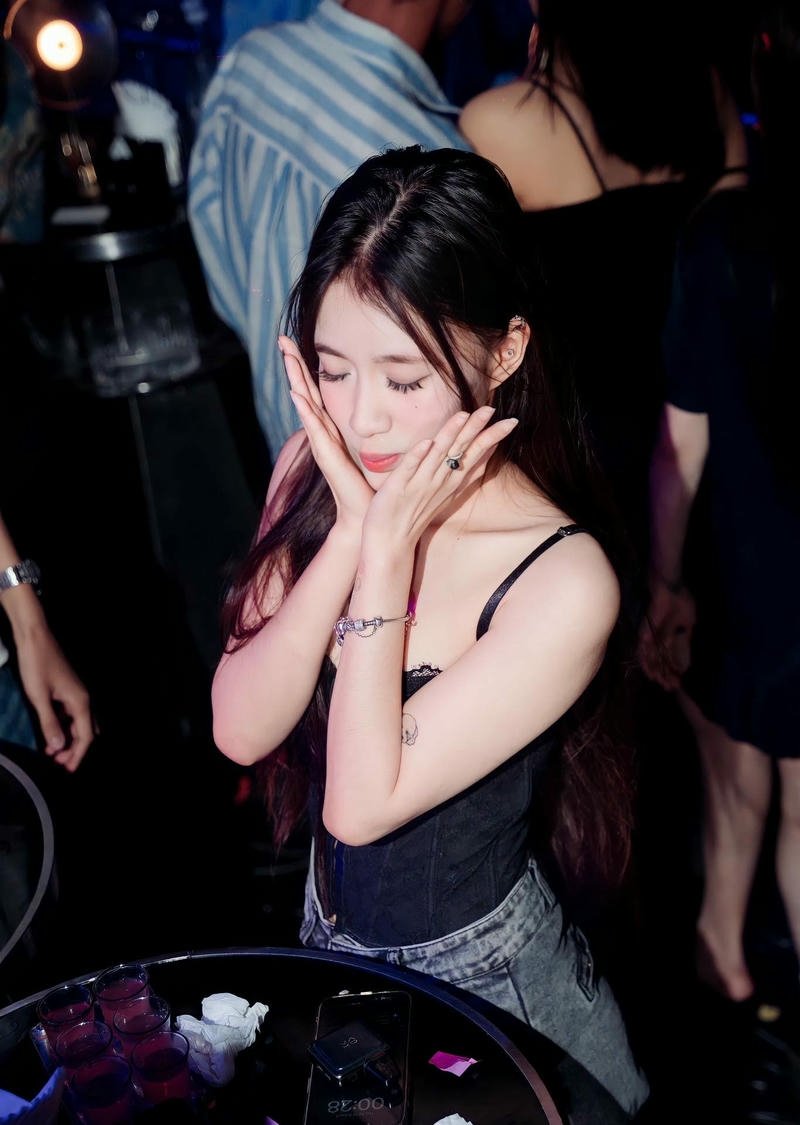 gái xinh đi bar đeo nhẫn