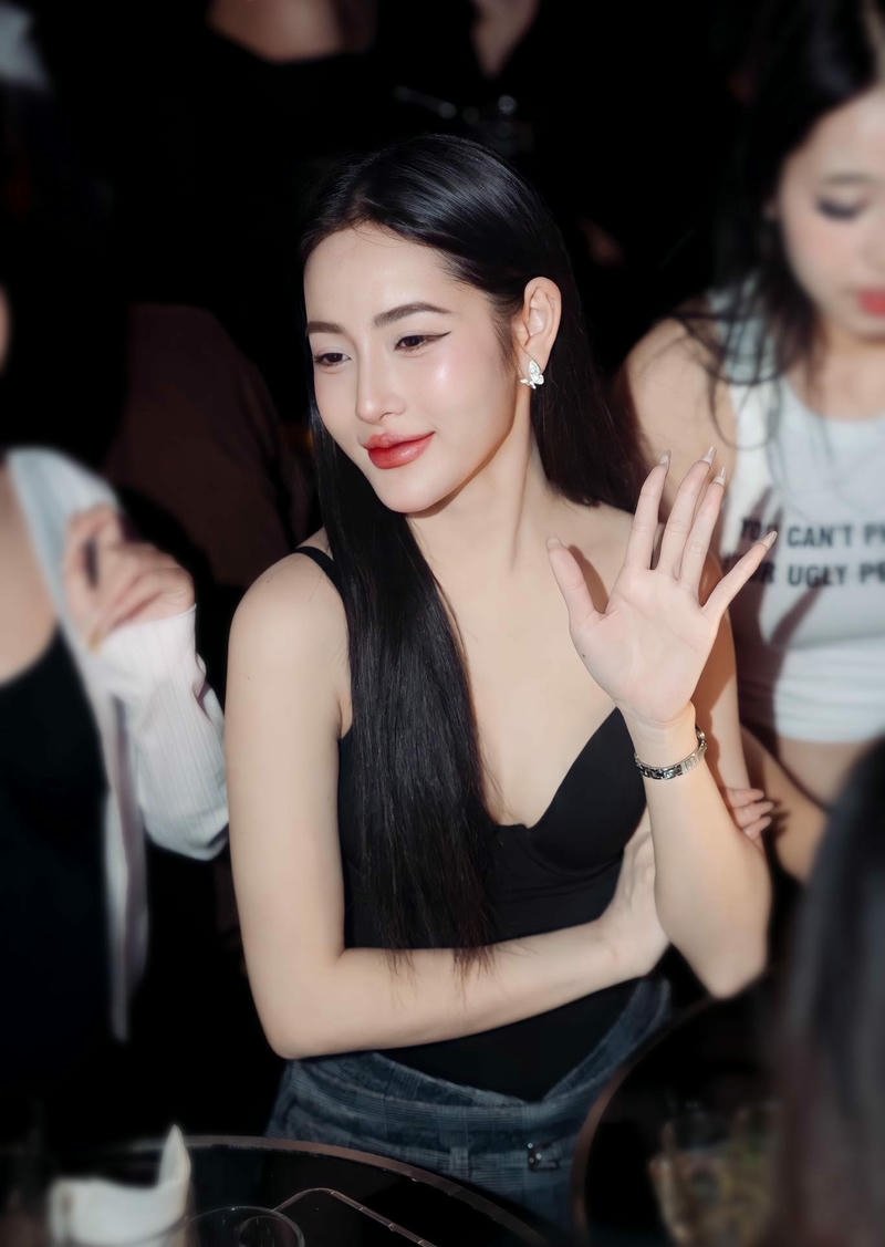 gái xinh đi bar hai