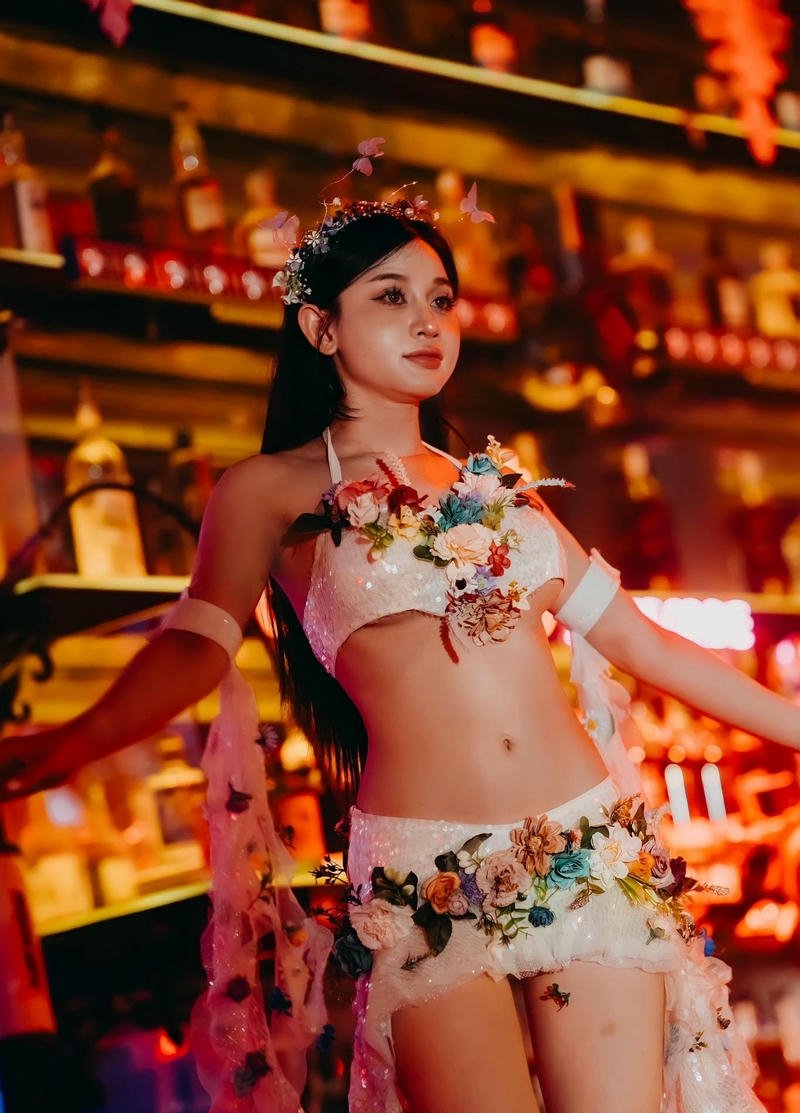 gái xinh đi bar mặc bikini nhảy