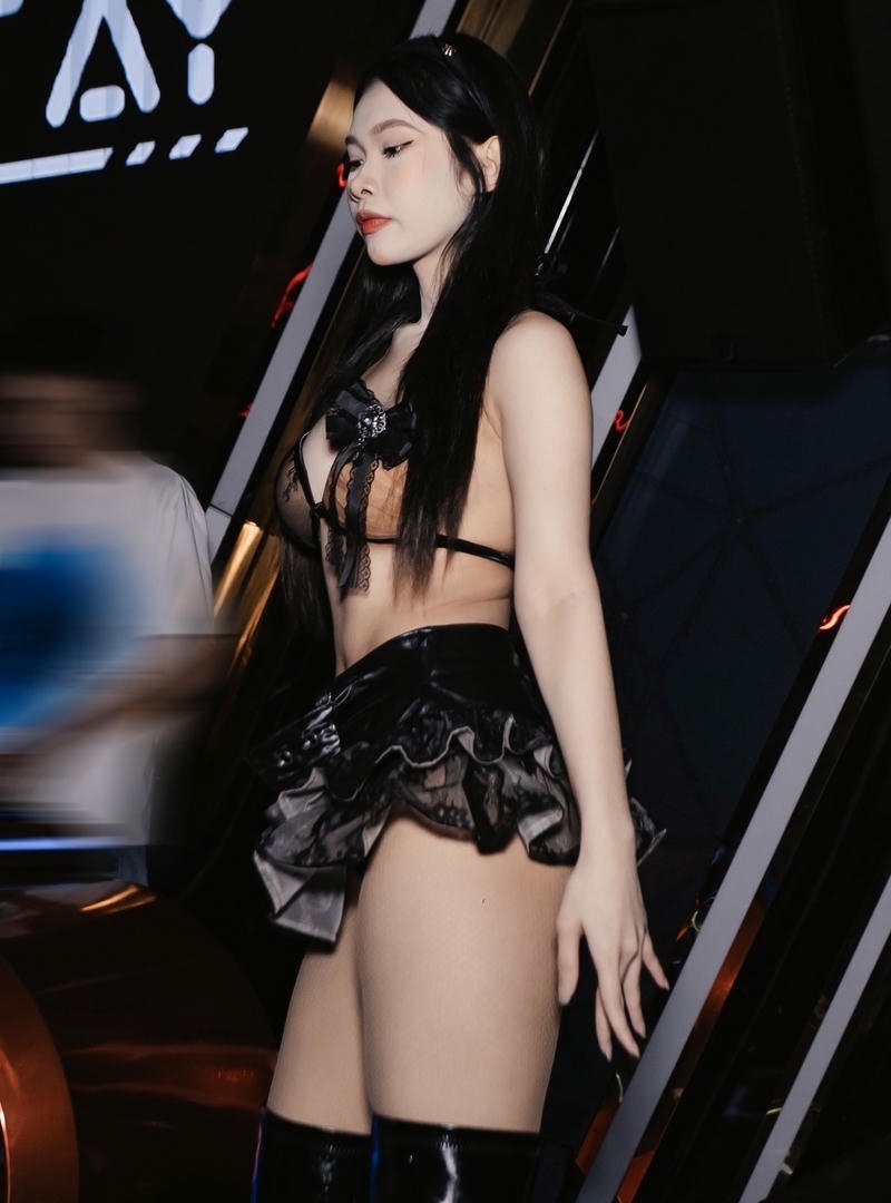 gái xinh đi bar mặc đồ đen