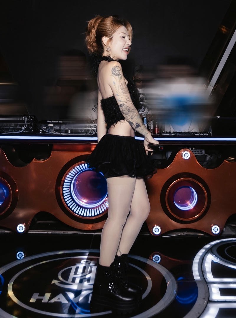 gái xinh đi bar mặc váy