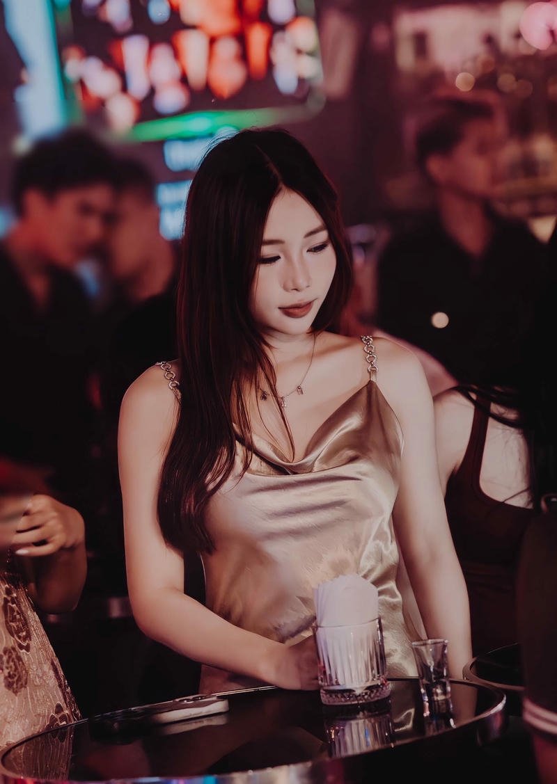 gái xinh đi bar mặc váy mảnh