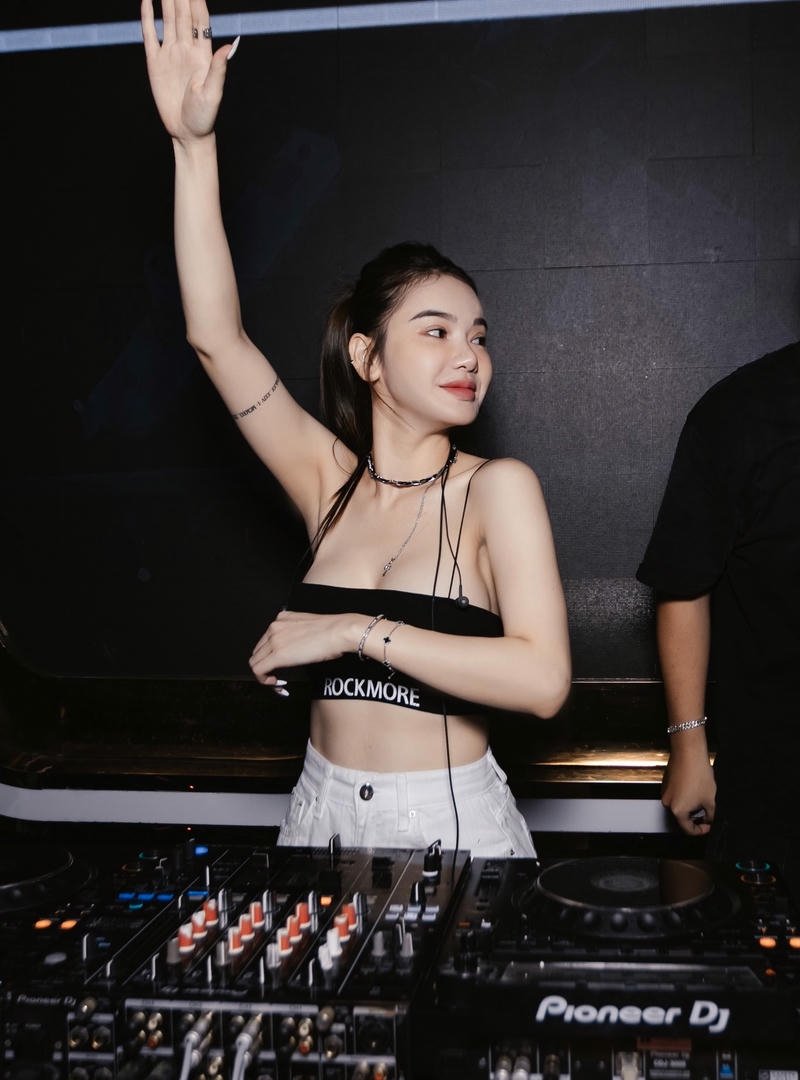 gái xinh đi bar quẩy nhiệt tình