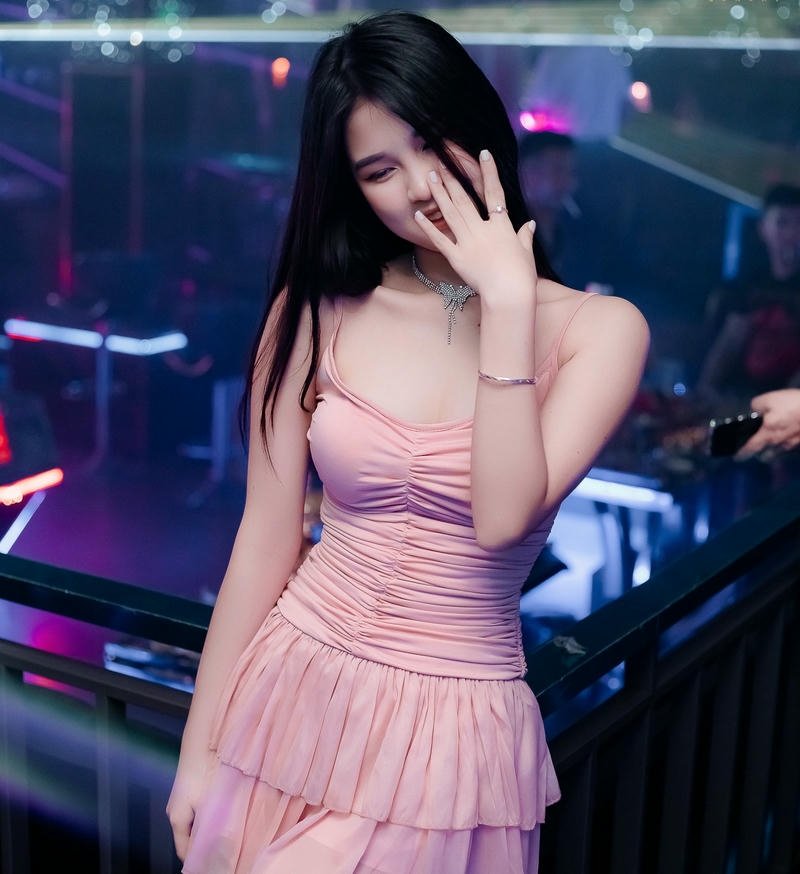 gái xinh đi bar