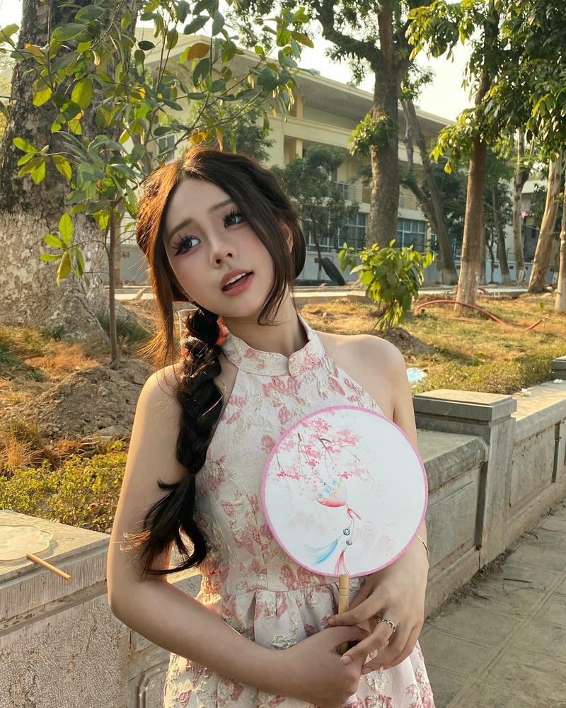 gái xinh mặc áo yếm cầm quạt