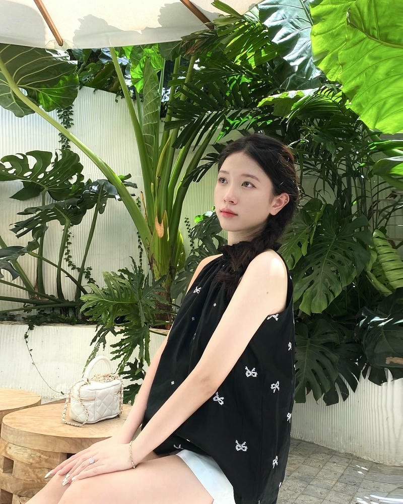 gái xinh mặc áo yếm đen tuyền