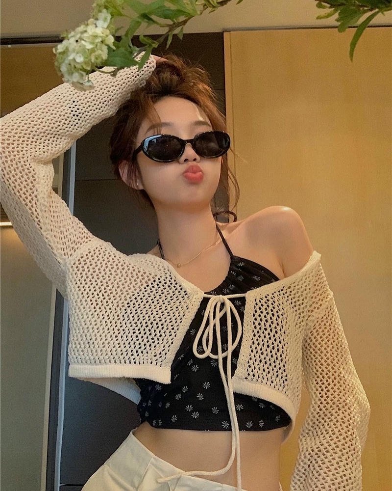 gái xinh mặc áo yếm đeo kính