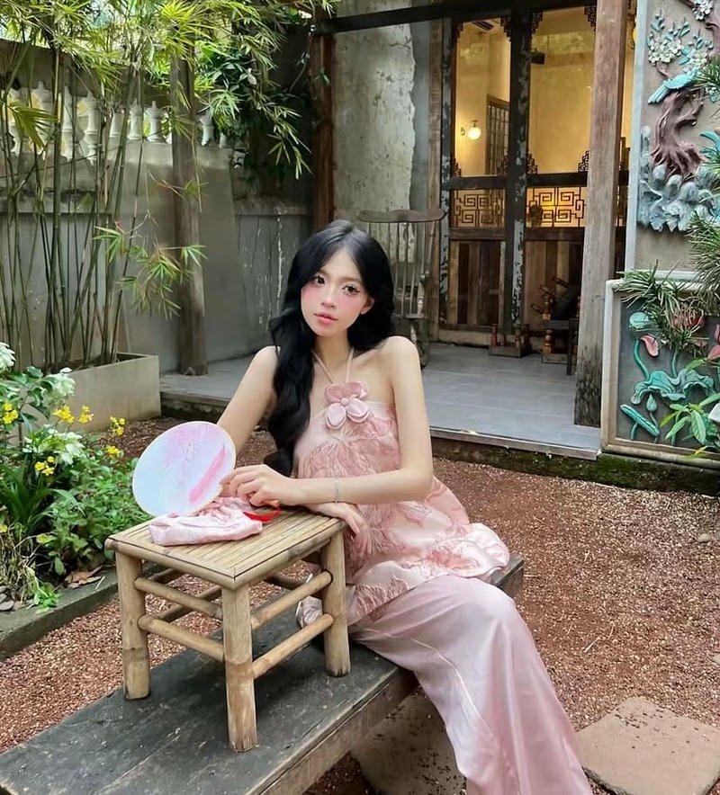 gái xinh mặc áo yếm đi chụp ảnh